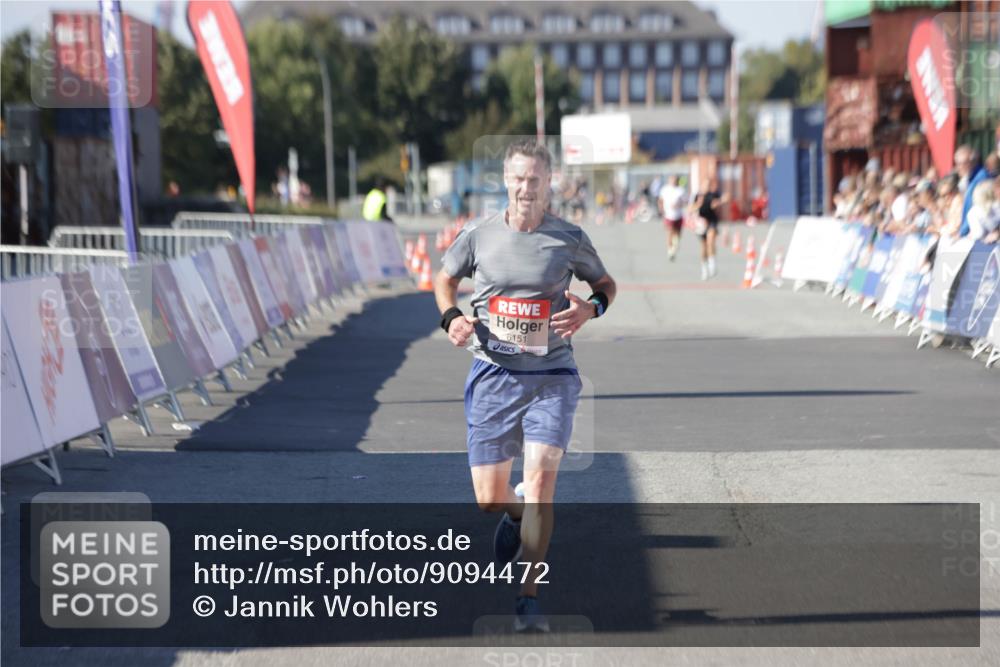 03.10.2025 - Köhlbrandbrückenlauf Jannik Wohlers http://msf.ph/oto/9094472 03.10.2025 12:54:48 Ziel 4079, 6151, 6621, 6683 meine-sportfotos.de