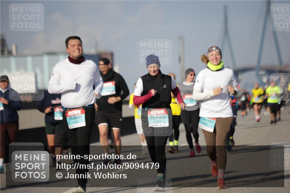 03.10.2025 - Köhlbrandbrückenlauf Jannik Wohlers http://msf.ph/oto/9094479 03.10.2025 10:12:51 Position 3 2999, 3001, 3000 meine-sportfotos.de