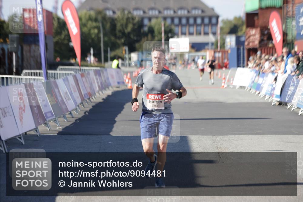 03.10.2025 - Köhlbrandbrückenlauf Jannik Wohlers http://msf.ph/oto/9094481 03.10.2025 12:54:48 Ziel 4079, 6151, 6621, 6683 meine-sportfotos.de