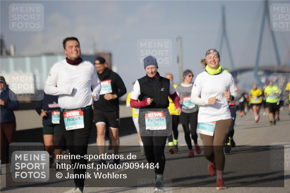 03.10.2025 - Köhlbrandbrückenlauf Jannik Wohlers http://msf.ph/oto/9094484 03.10.2025 10:12:51 Position 3 2999, 3001, 3000 meine-sportfotos.de
