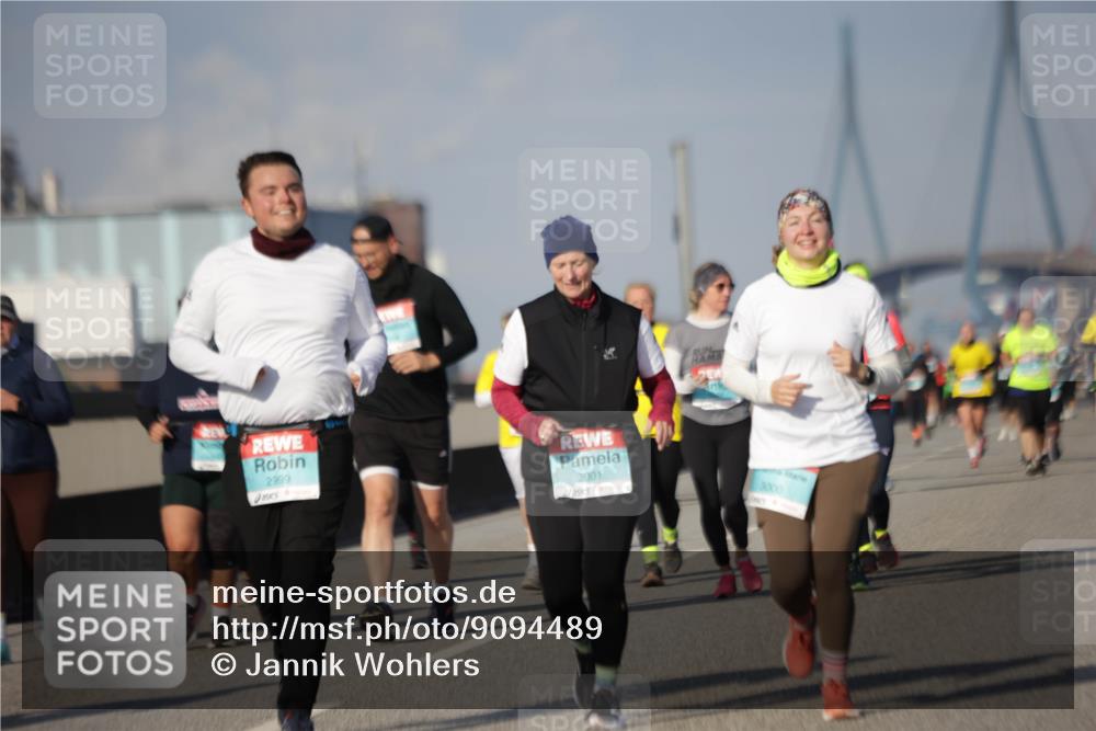 03.10.2025 - Köhlbrandbrückenlauf Jannik Wohlers http://msf.ph/oto/9094489 03.10.2025 10:12:51 Position 3 2999, 3001, 3000 meine-sportfotos.de