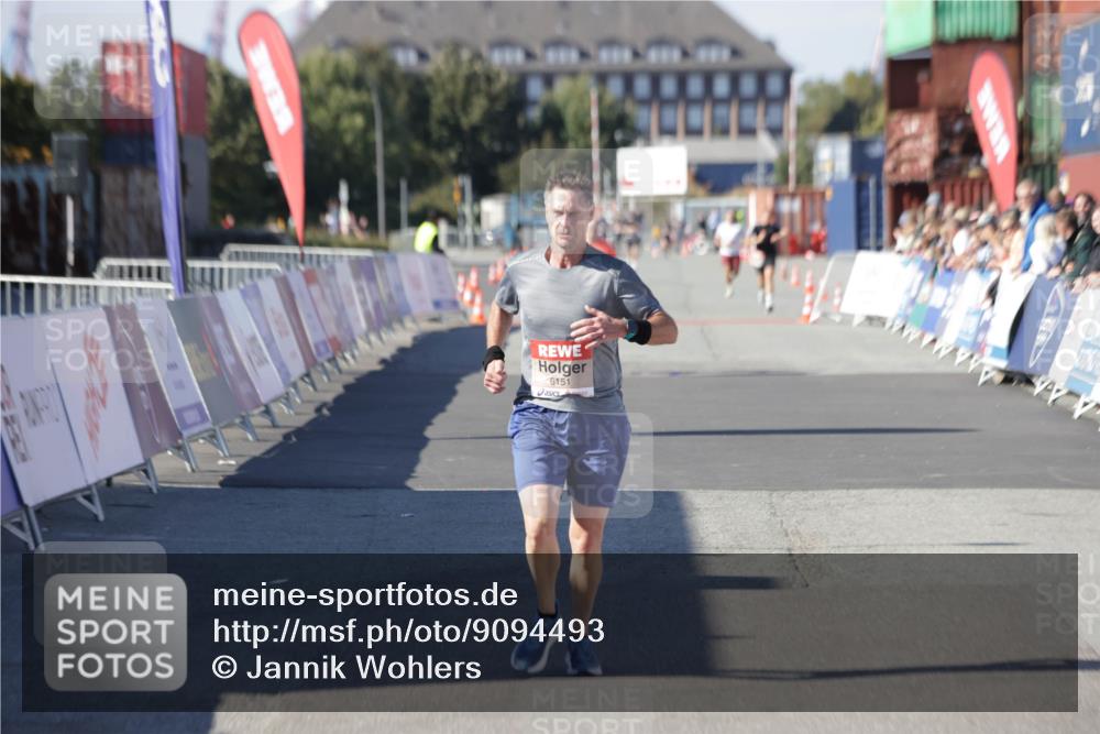 03.10.2025 - Köhlbrandbrückenlauf Jannik Wohlers http://msf.ph/oto/9094493 03.10.2025 12:54:48 Ziel 4079, 6151, 6621, 6683 meine-sportfotos.de