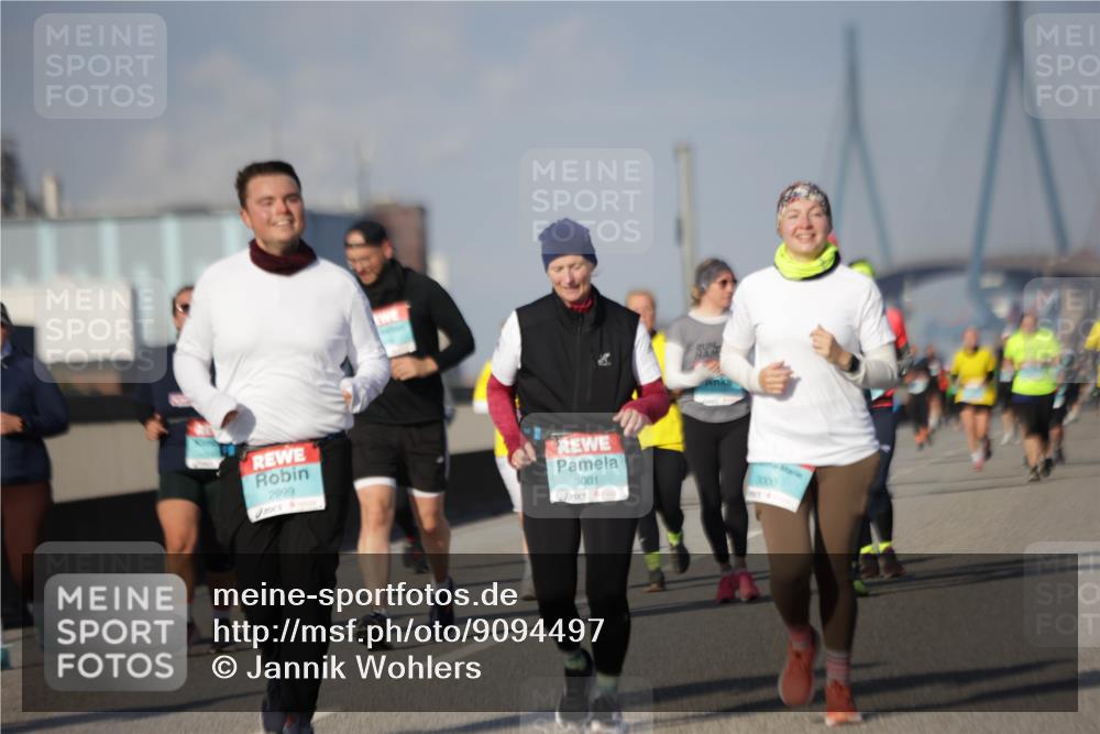 03.10.2025 - Köhlbrandbrückenlauf Jannik Wohlers http://msf.ph/oto/9094497 03.10.2025 10:12:51 Position 3 2999, 3001, 3000 meine-sportfotos.de