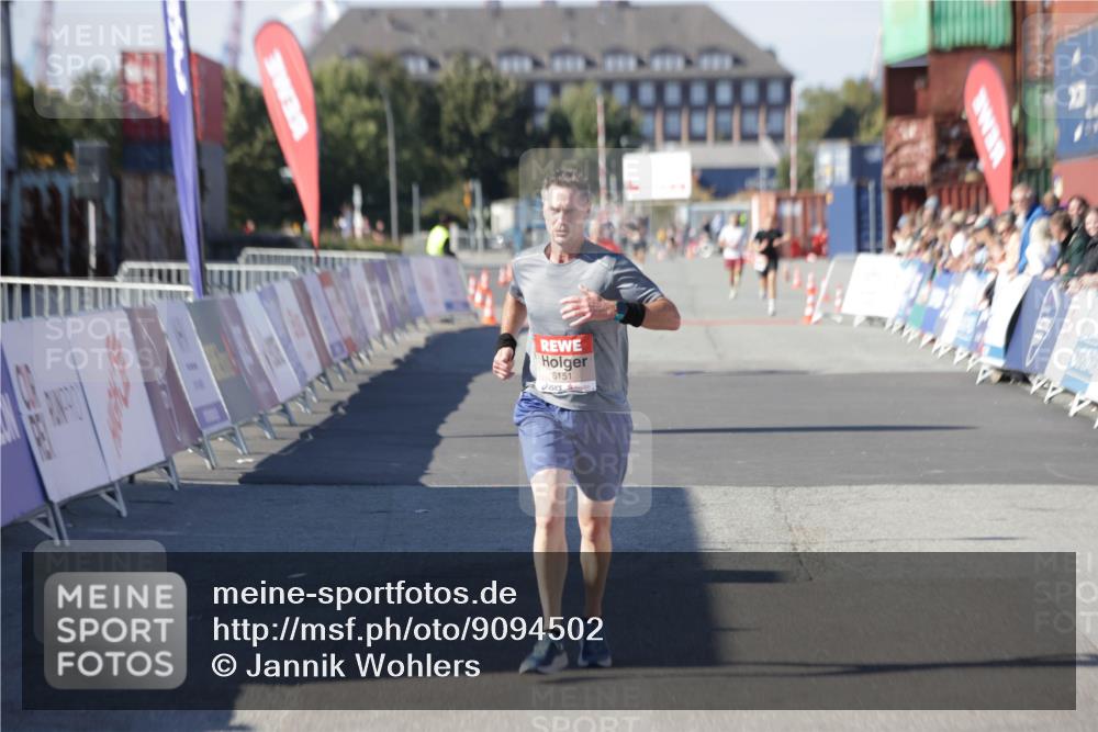 03.10.2025 - Köhlbrandbrückenlauf Jannik Wohlers http://msf.ph/oto/9094502 03.10.2025 12:54:48 Ziel 4079, 6151, 6621, 6683 meine-sportfotos.de