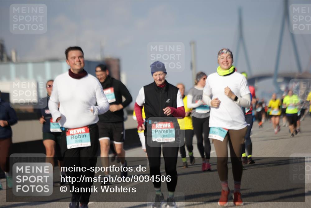 03.10.2025 - Köhlbrandbrückenlauf Jannik Wohlers http://msf.ph/oto/9094506 03.10.2025 10:12:51 Position 3 2999, 3001, 3000 meine-sportfotos.de