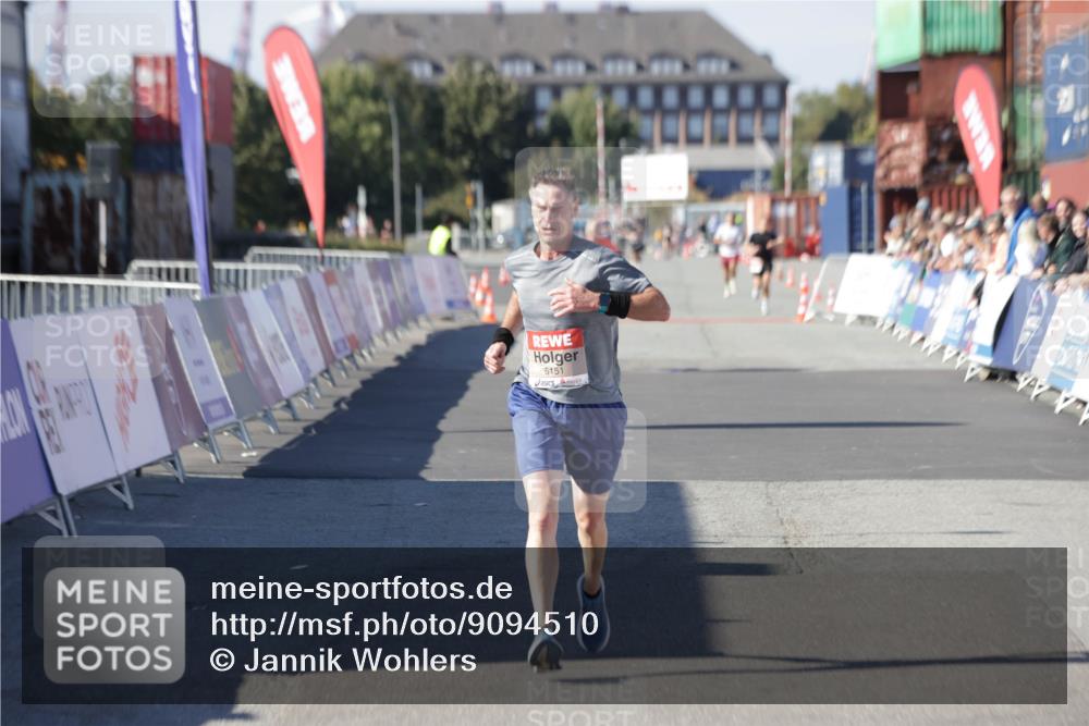 03.10.2025 - Köhlbrandbrückenlauf Jannik Wohlers http://msf.ph/oto/9094510 03.10.2025 12:54:48 Ziel 4079, 6151, 6621, 6683 meine-sportfotos.de