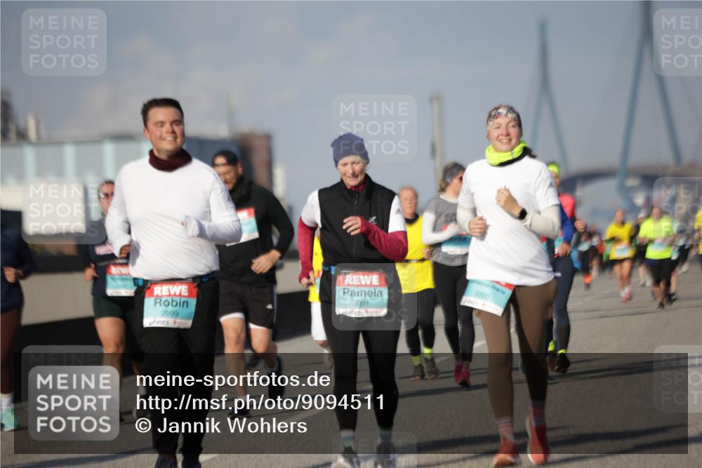 03.10.2025 - Köhlbrandbrückenlauf Jannik Wohlers http://msf.ph/oto/9094511 03.10.2025 10:12:51 Position 3 2999, 3001, 3000 meine-sportfotos.de