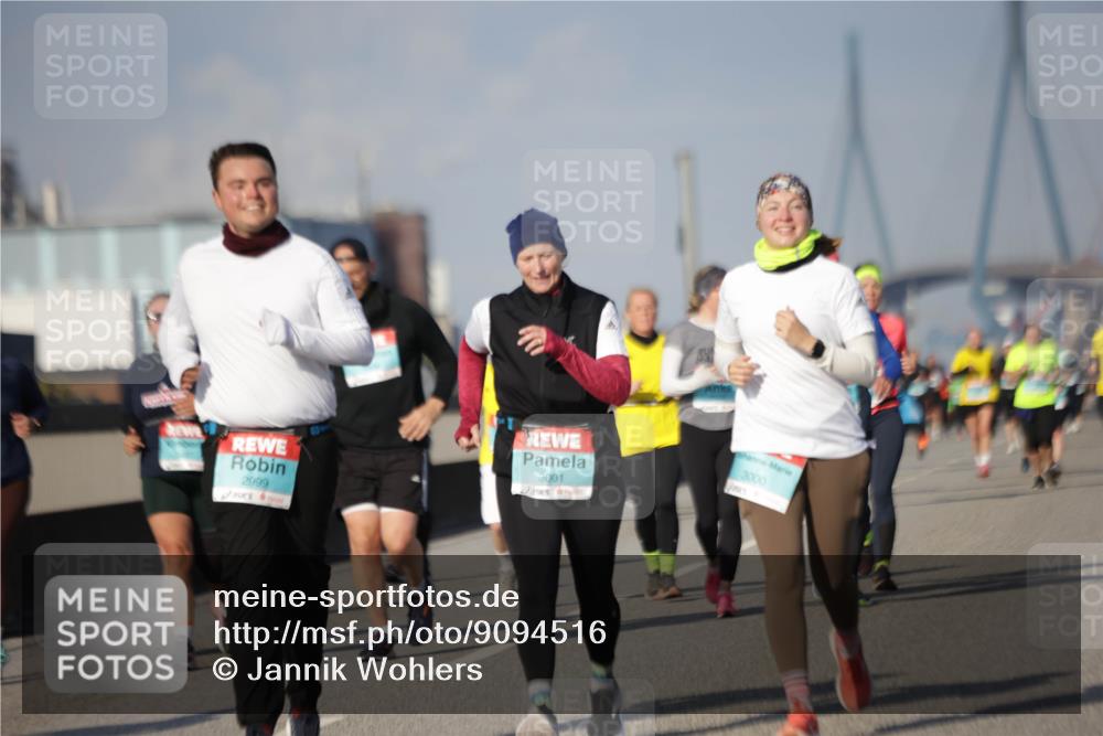 03.10.2025 - Köhlbrandbrückenlauf Jannik Wohlers http://msf.ph/oto/9094516 03.10.2025 10:12:52 Position 3 2999, 3001, 3000 meine-sportfotos.de
