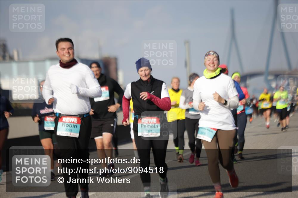 03.10.2025 - Köhlbrandbrückenlauf Jannik Wohlers http://msf.ph/oto/9094518 03.10.2025 10:12:52 Position 3 2999, 3001, 3000 meine-sportfotos.de