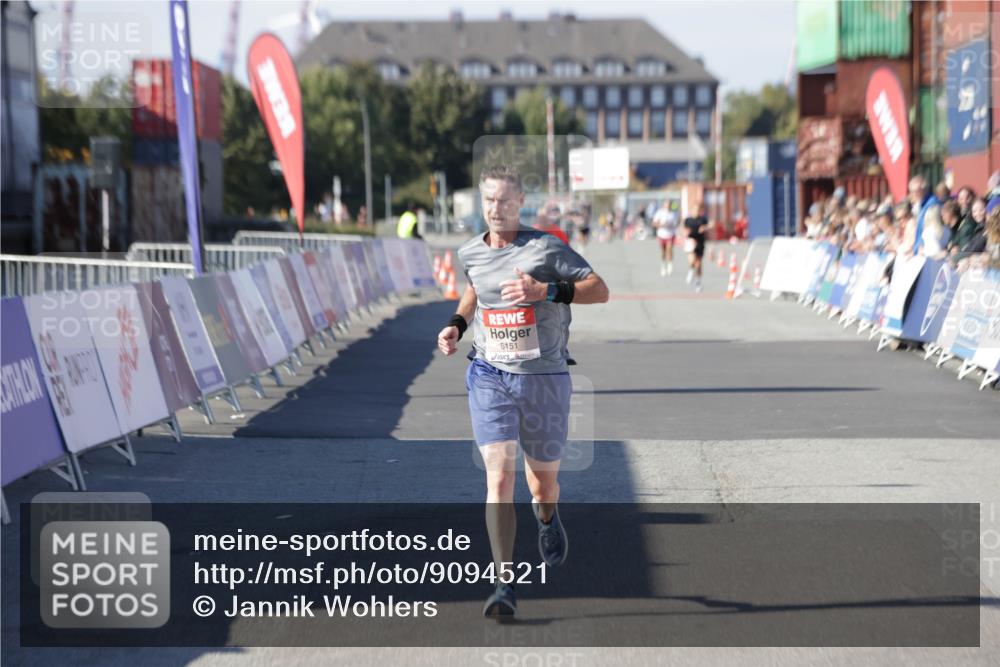 03.10.2025 - Köhlbrandbrückenlauf Jannik Wohlers http://msf.ph/oto/9094521 03.10.2025 12:54:49 Ziel 4079, 6151, 6621, 6683 meine-sportfotos.de