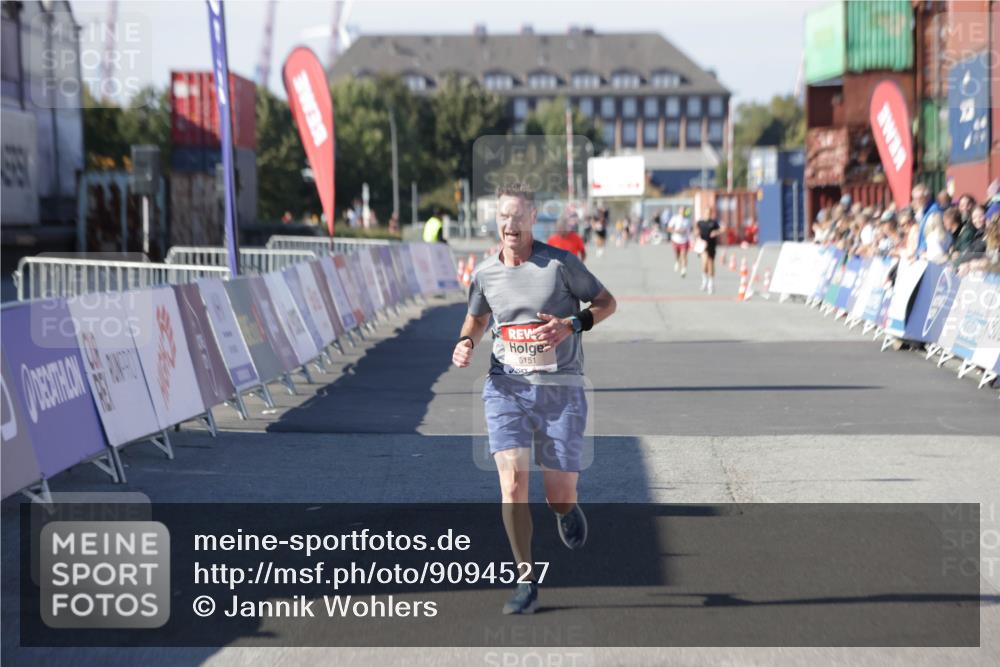 03.10.2025 - Köhlbrandbrückenlauf Jannik Wohlers http://msf.ph/oto/9094527 03.10.2025 12:54:49 Ziel 4079, 6151, 6621, 6683 meine-sportfotos.de