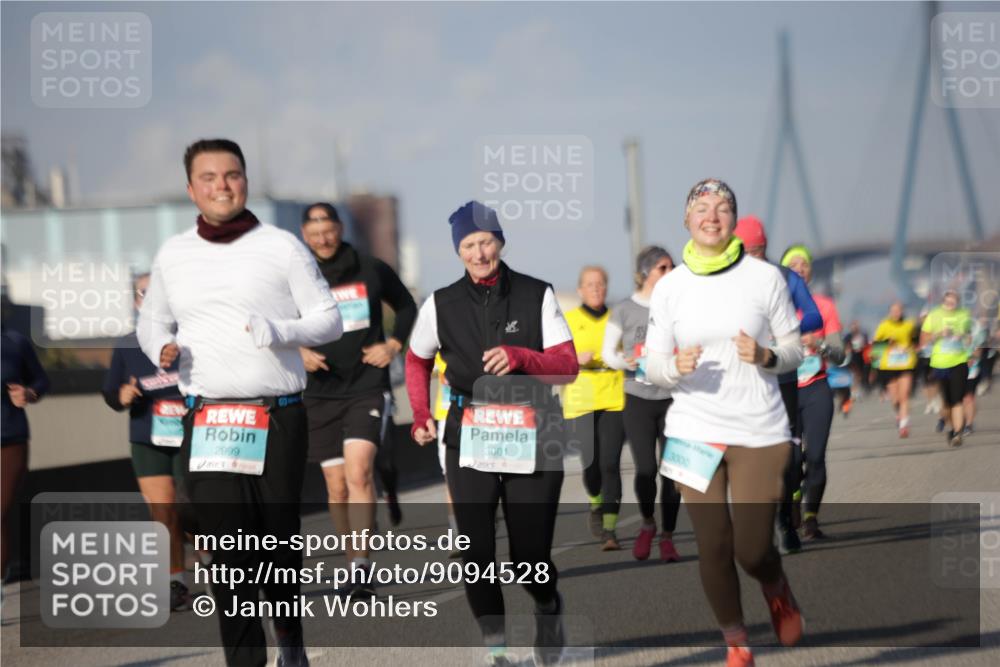 03.10.2025 - Köhlbrandbrückenlauf Jannik Wohlers http://msf.ph/oto/9094528 03.10.2025 10:12:52 Position 3 2999, 3001, 3000 meine-sportfotos.de