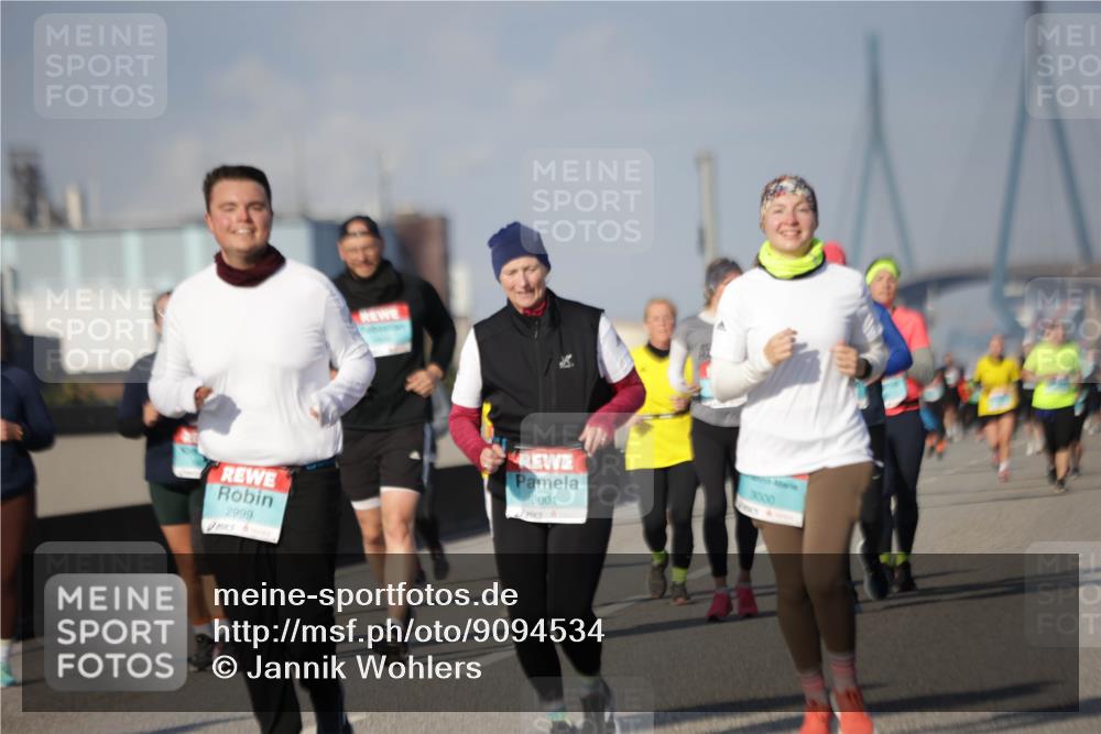03.10.2025 - Köhlbrandbrückenlauf Jannik Wohlers http://msf.ph/oto/9094534 03.10.2025 10:12:52 Position 3 2999, 3001, 3000 meine-sportfotos.de