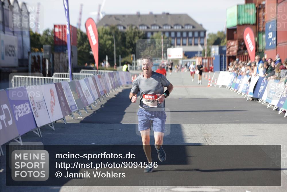 03.10.2025 - Köhlbrandbrückenlauf Jannik Wohlers http://msf.ph/oto/9094536 03.10.2025 12:54:49 Ziel 4079, 6151, 6621, 6683 meine-sportfotos.de