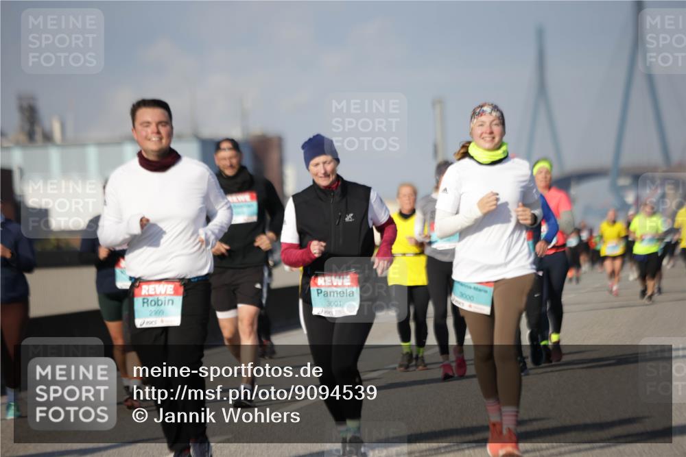 03.10.2025 - Köhlbrandbrückenlauf Jannik Wohlers http://msf.ph/oto/9094539 03.10.2025 10:12:52 Position 3 2999, 3001, 3000 meine-sportfotos.de
