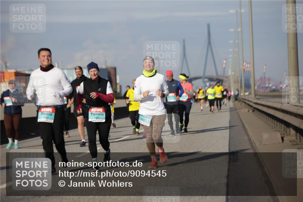 03.10.2025 - Köhlbrandbrückenlauf Jannik Wohlers http://msf.ph/oto/9094545 03.10.2025 10:12:53 Position 3 2999, 3001, 3000 meine-sportfotos.de
