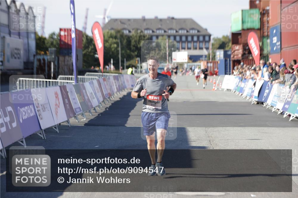 03.10.2025 - Köhlbrandbrückenlauf Jannik Wohlers http://msf.ph/oto/9094547 03.10.2025 12:54:49 Ziel 4079, 6151, 6621, 6683 meine-sportfotos.de