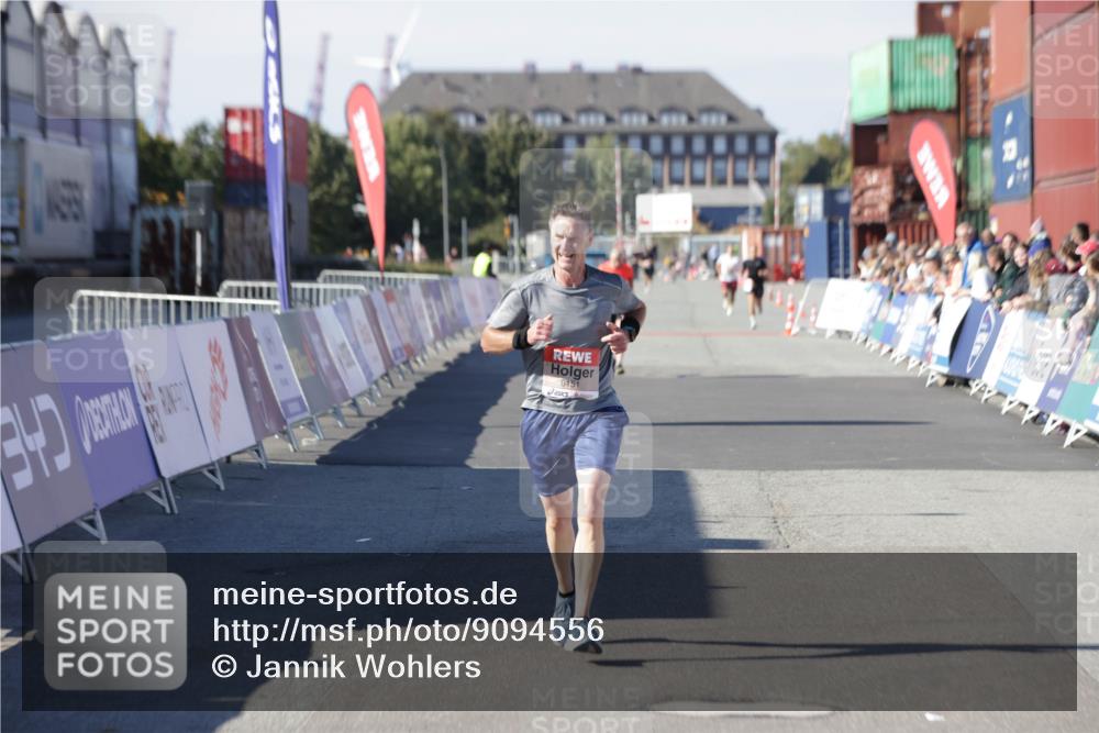 03.10.2025 - Köhlbrandbrückenlauf Jannik Wohlers http://msf.ph/oto/9094556 03.10.2025 12:54:49 Ziel 4079, 6151, 6621, 6683 meine-sportfotos.de