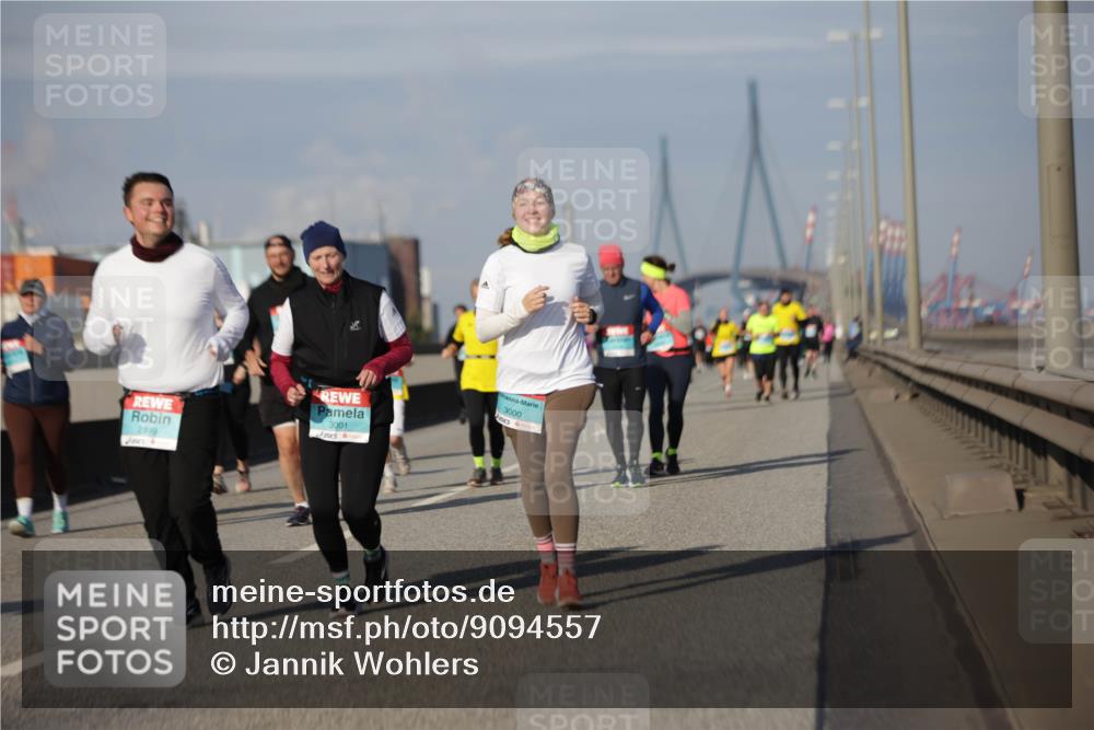03.10.2025 - Köhlbrandbrückenlauf Jannik Wohlers http://msf.ph/oto/9094557 03.10.2025 10:12:53 Position 3 2999, 3001, 3000 meine-sportfotos.de