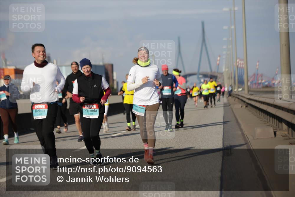 03.10.2025 - Köhlbrandbrückenlauf Jannik Wohlers http://msf.ph/oto/9094563 03.10.2025 10:12:53 Position 3 2999, 3001, 3000 meine-sportfotos.de