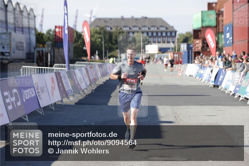 03.10.2025 - Köhlbrandbrückenlauf Jannik Wohlers http://msf.ph/oto/9094564 03.10.2025 12:54:49 Ziel 4079, 6151, 6621, 6683 meine-sportfotos.de