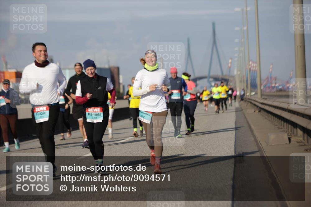 03.10.2025 - Köhlbrandbrückenlauf Jannik Wohlers http://msf.ph/oto/9094571 03.10.2025 10:12:53 Position 3 3001, 3000 meine-sportfotos.de