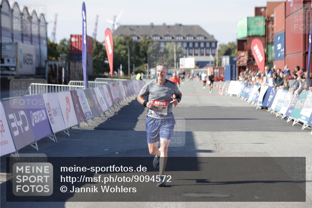 03.10.2025 - Köhlbrandbrückenlauf Jannik Wohlers http://msf.ph/oto/9094572 03.10.2025 12:54:49 Ziel 4079, 6151, 6621, 6683 meine-sportfotos.de