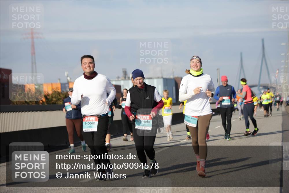 03.10.2025 - Köhlbrandbrückenlauf Jannik Wohlers http://msf.ph/oto/9094578 03.10.2025 10:12:54 Position 3 2999, 3001, 3000 meine-sportfotos.de