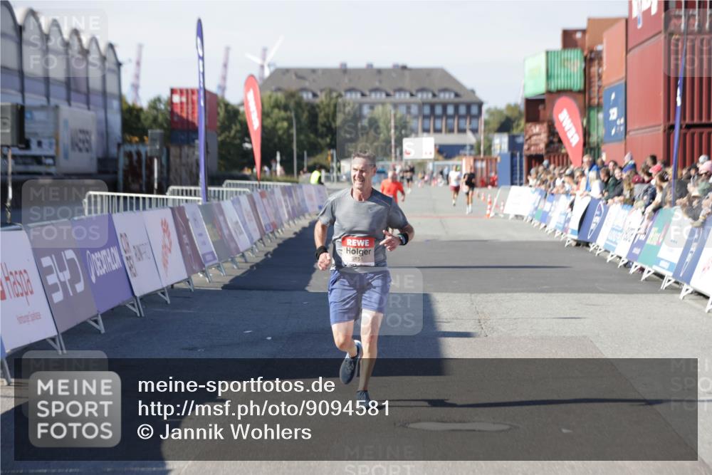 03.10.2025 - Köhlbrandbrückenlauf Jannik Wohlers http://msf.ph/oto/9094581 03.10.2025 12:54:49 Ziel 4079, 6151, 6621, 6683 meine-sportfotos.de