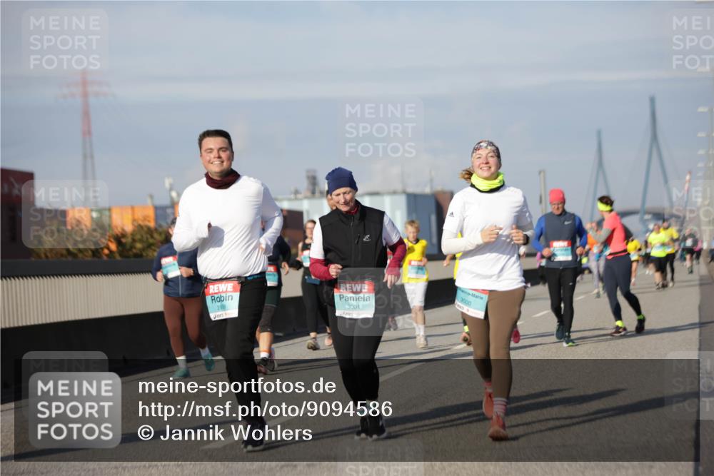 03.10.2025 - Köhlbrandbrückenlauf Jannik Wohlers http://msf.ph/oto/9094586 03.10.2025 10:12:54 Position 3 2999, 3001, 3000 meine-sportfotos.de