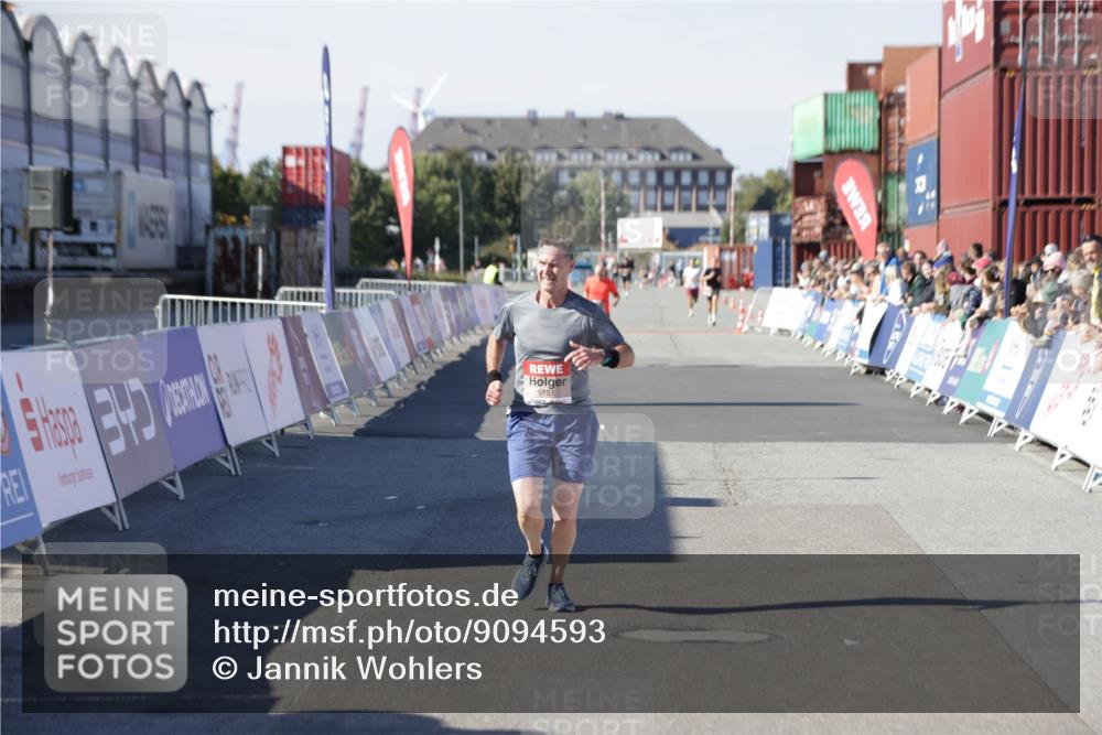 03.10.2025 - Köhlbrandbrückenlauf Jannik Wohlers http://msf.ph/oto/9094593 03.10.2025 12:54:49 Ziel 4079, 6151, 6621, 6683 meine-sportfotos.de