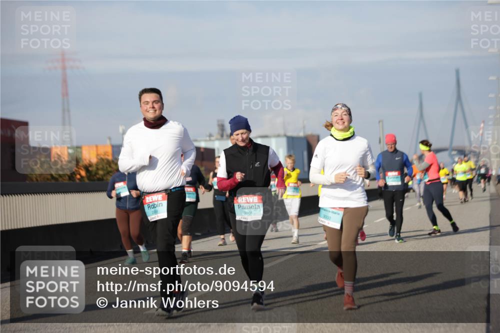 03.10.2025 - Köhlbrandbrückenlauf Jannik Wohlers http://msf.ph/oto/9094594 03.10.2025 10:12:54 Position 3 2999, 3001, 3000 meine-sportfotos.de