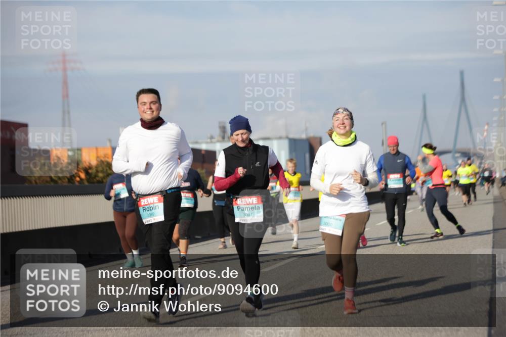 03.10.2025 - Köhlbrandbrückenlauf Jannik Wohlers http://msf.ph/oto/9094600 03.10.2025 10:12:54 Position 3 2999, 3001, 3000 meine-sportfotos.de