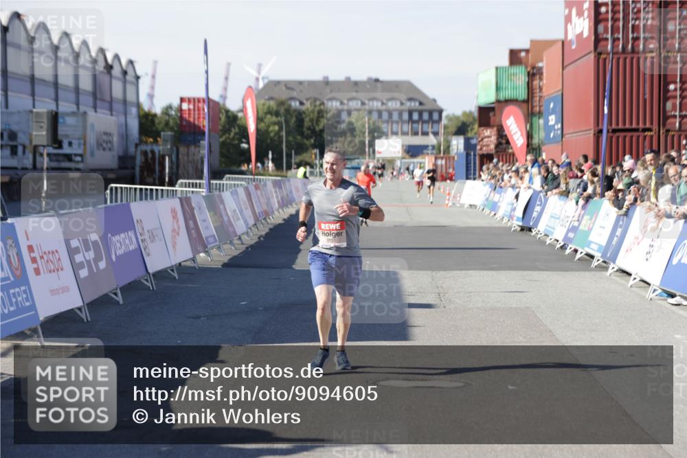03.10.2025 - Köhlbrandbrückenlauf Jannik Wohlers http://msf.ph/oto/9094605 03.10.2025 12:54:49 Ziel 4079, 6151, 6621, 6683 meine-sportfotos.de