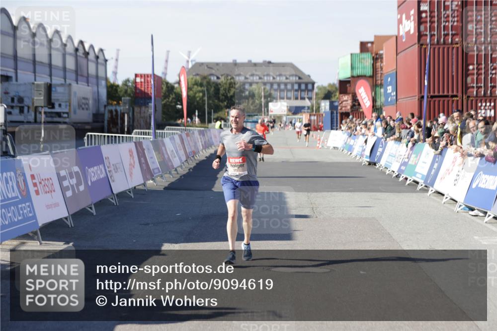 03.10.2025 - Köhlbrandbrückenlauf Jannik Wohlers http://msf.ph/oto/9094619 03.10.2025 12:54:49 Ziel 4079, 6151, 6621, 6683 meine-sportfotos.de