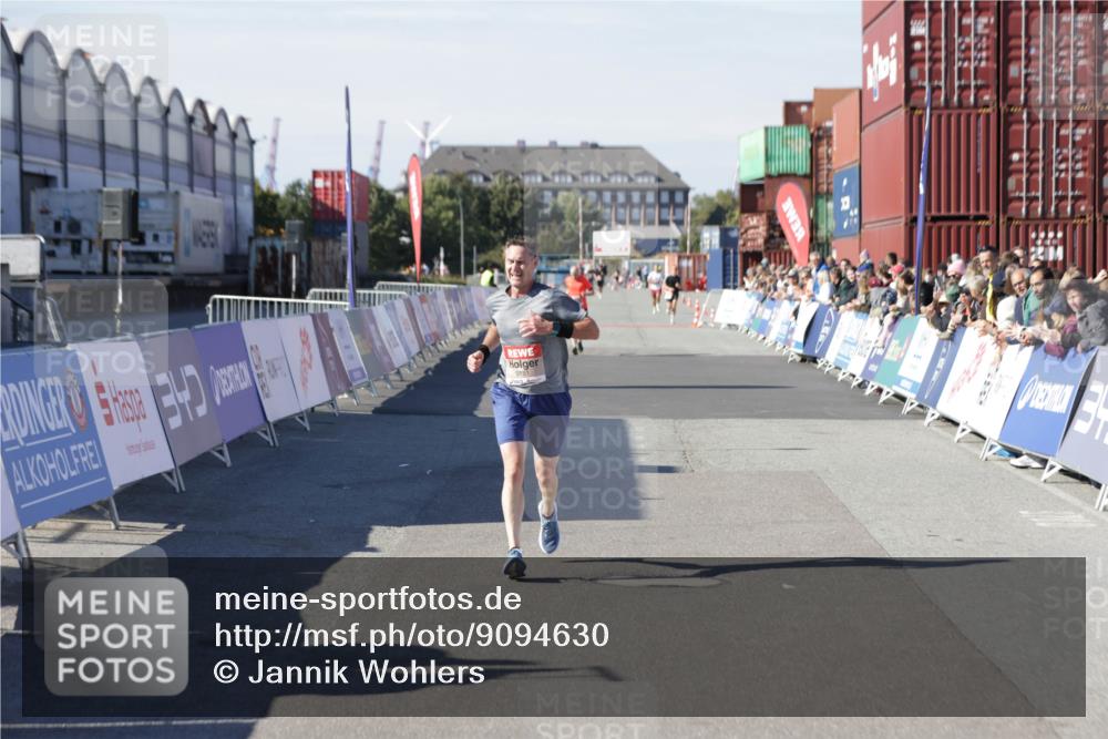 03.10.2025 - Köhlbrandbrückenlauf Jannik Wohlers http://msf.ph/oto/9094630 03.10.2025 12:54:49 Ziel 4079, 6151, 6621, 6683 meine-sportfotos.de