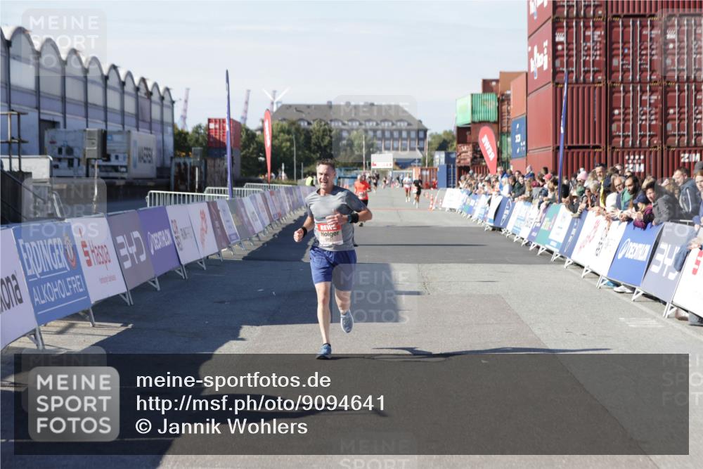 03.10.2025 - Köhlbrandbrückenlauf Jannik Wohlers http://msf.ph/oto/9094641 03.10.2025 12:54:49 Ziel 4079, 6151, 6621, 6683 meine-sportfotos.de