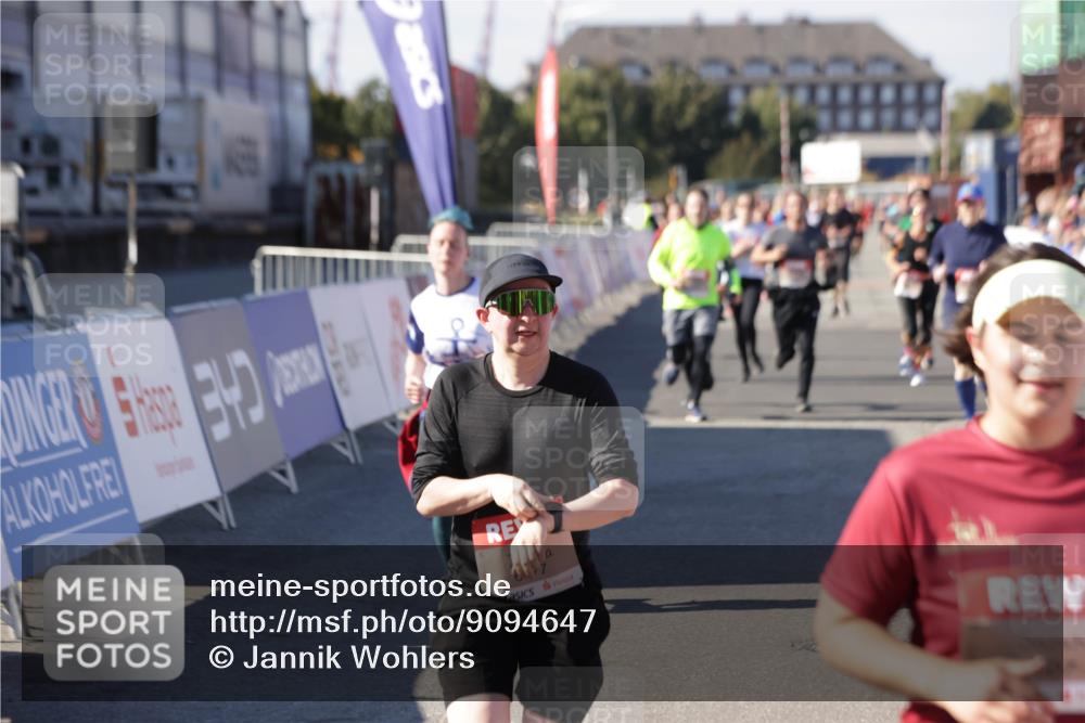 03.10.2025 - Köhlbrandbrückenlauf Jannik Wohlers http://msf.ph/oto/9094647 03.10.2025 13:20:39 Ziel 4269, 4476, 4646, 4790, 4859, 5488, 5543, 5631, 5918, 5920, 6777, 6807 meine-sportfotos.de