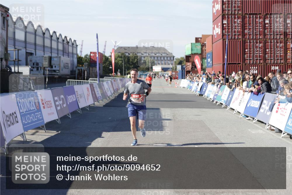 03.10.2025 - Köhlbrandbrückenlauf Jannik Wohlers http://msf.ph/oto/9094652 03.10.2025 12:54:49 Ziel 4079, 6151, 6621, 6683 meine-sportfotos.de