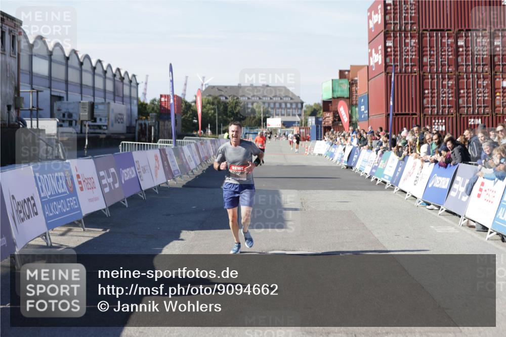 03.10.2025 - Köhlbrandbrückenlauf Jannik Wohlers http://msf.ph/oto/9094662 03.10.2025 12:54:49 Ziel 4079, 6151, 6621, 6683 meine-sportfotos.de