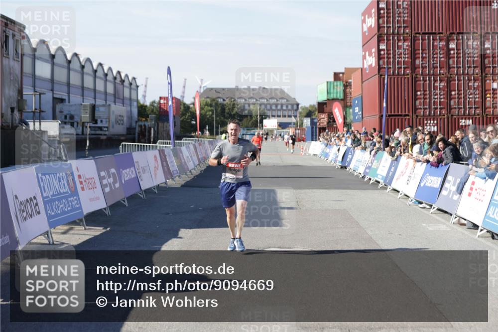 03.10.2025 - Köhlbrandbrückenlauf Jannik Wohlers http://msf.ph/oto/9094669 03.10.2025 12:54:49 Ziel 4079, 6151, 6621, 6683 meine-sportfotos.de