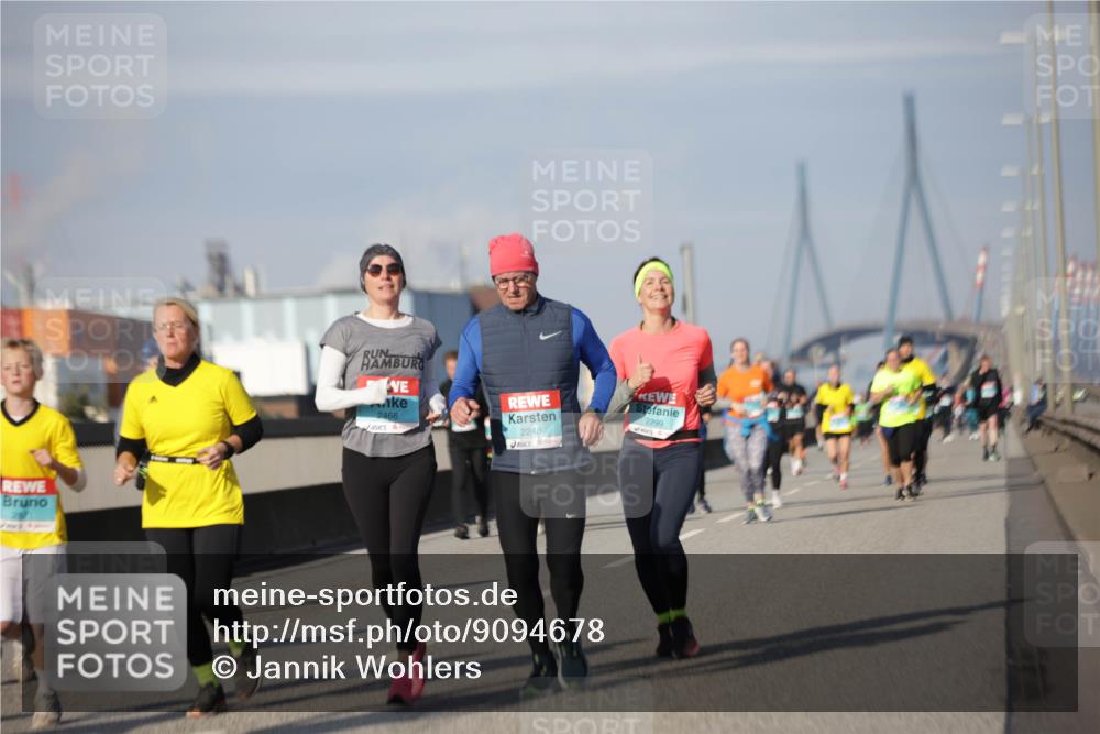 03.10.2025 - Köhlbrandbrückenlauf Jannik Wohlers http://msf.ph/oto/9094678 03.10.2025 10:12:57 Position 3 2466, 2248, 2299 meine-sportfotos.de