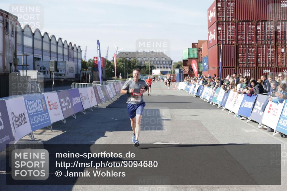 03.10.2025 - Köhlbrandbrückenlauf Jannik Wohlers http://msf.ph/oto/9094680 03.10.2025 12:54:49 Ziel 4079, 6151, 6621, 6683 meine-sportfotos.de