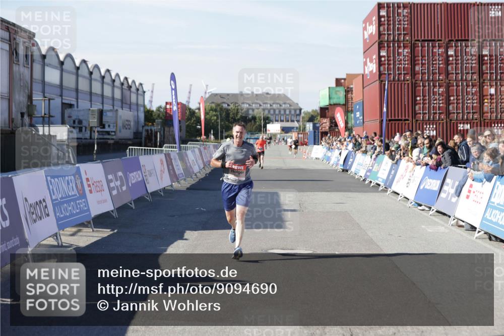 03.10.2025 - Köhlbrandbrückenlauf Jannik Wohlers http://msf.ph/oto/9094690 03.10.2025 12:54:49 Ziel 4079, 6151, 6621, 6683 meine-sportfotos.de