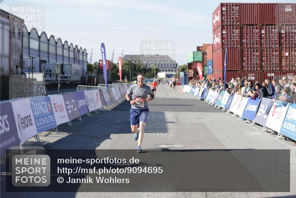 03.10.2025 - Köhlbrandbrückenlauf Jannik Wohlers http://msf.ph/oto/9094695 03.10.2025 12:54:50 Ziel 4079, 6151, 6621 meine-sportfotos.de