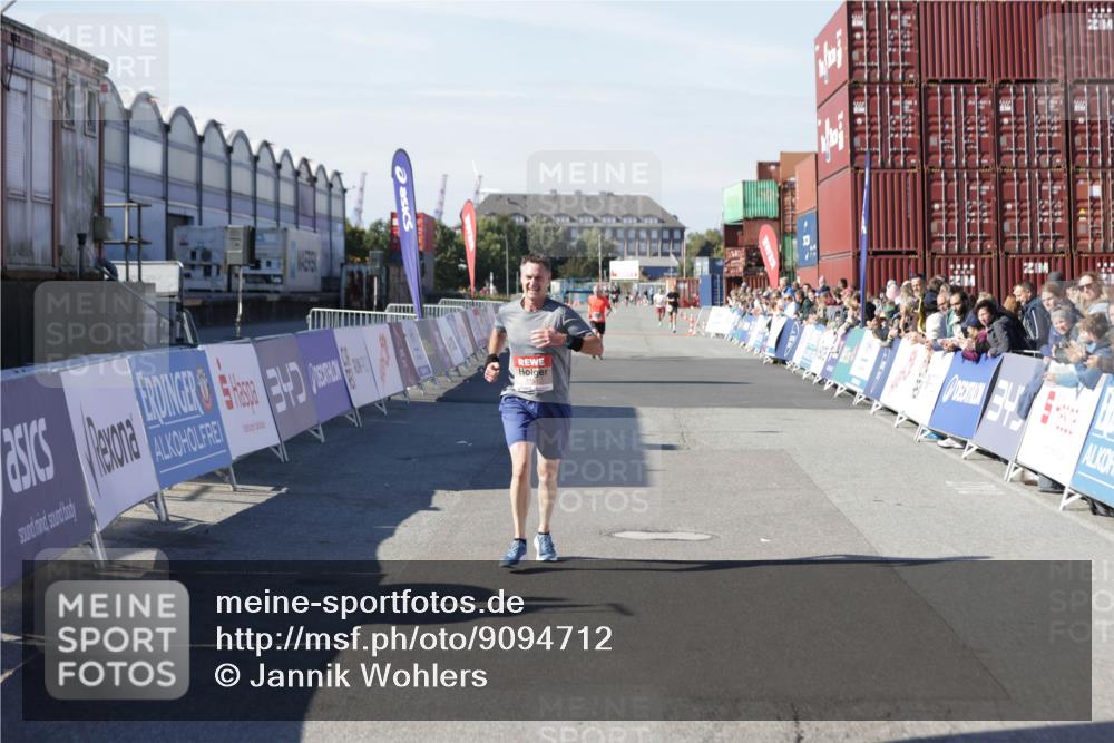 03.10.2025 - Köhlbrandbrückenlauf Jannik Wohlers http://msf.ph/oto/9094712 03.10.2025 12:54:50 Ziel 4079, 6151, 6621 meine-sportfotos.de