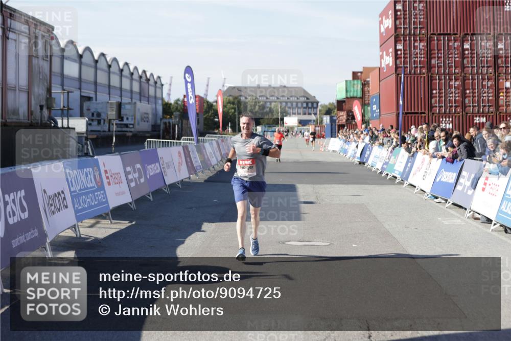 03.10.2025 - Köhlbrandbrückenlauf Jannik Wohlers http://msf.ph/oto/9094725 03.10.2025 12:54:50 Ziel 4079, 6151, 6621 meine-sportfotos.de