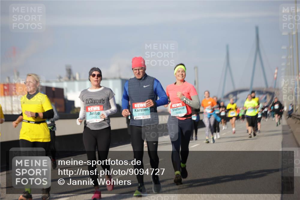 03.10.2025 - Köhlbrandbrückenlauf Jannik Wohlers http://msf.ph/oto/9094727 03.10.2025 10:12:58 Position 3 2466, 2248, 2299 meine-sportfotos.de