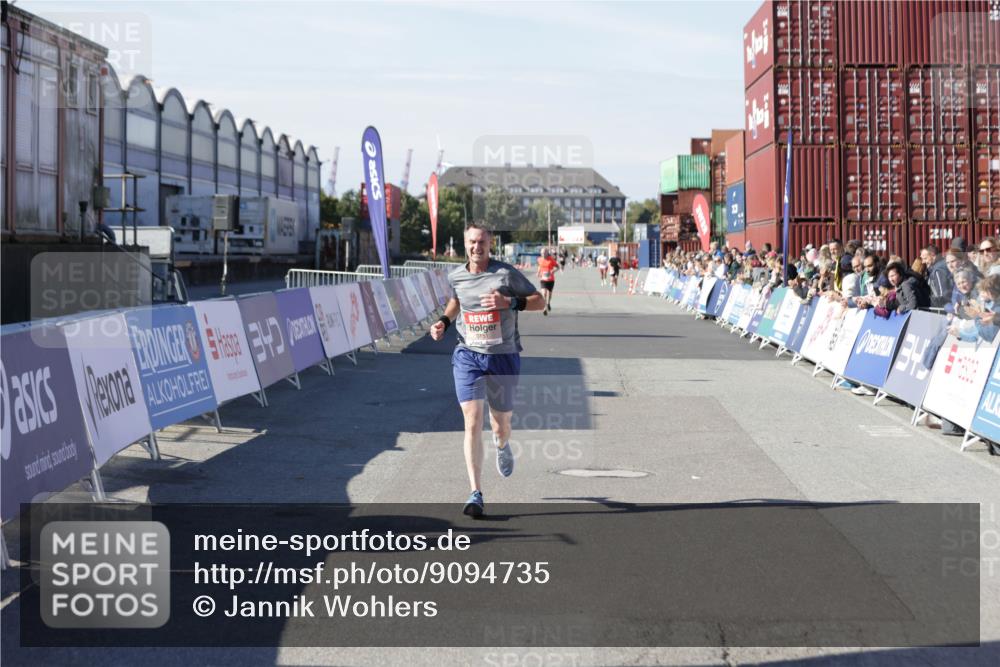 03.10.2025 - Köhlbrandbrückenlauf Jannik Wohlers http://msf.ph/oto/9094735 03.10.2025 12:54:50 Ziel 4079, 6151, 6621 meine-sportfotos.de