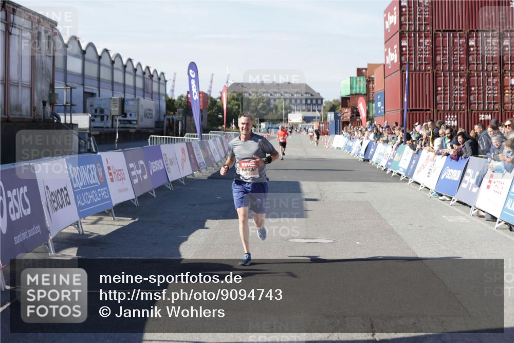 03.10.2025 - Köhlbrandbrückenlauf Jannik Wohlers http://msf.ph/oto/9094743 03.10.2025 12:54:50 Ziel 4079, 6151, 6621 meine-sportfotos.de